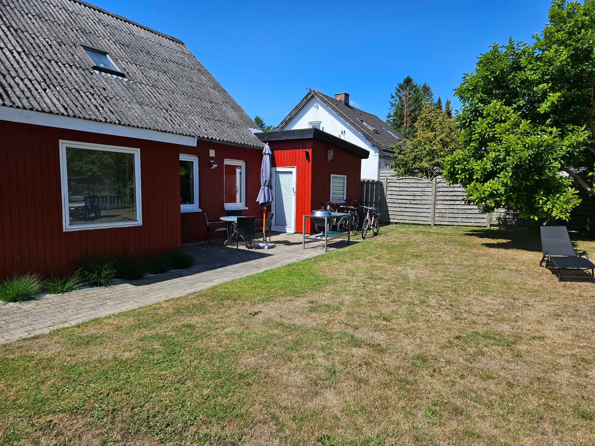 Rummelig have med terrasse – det perfekte sted til afslapning og hyggeligt samvær under åben himmel.